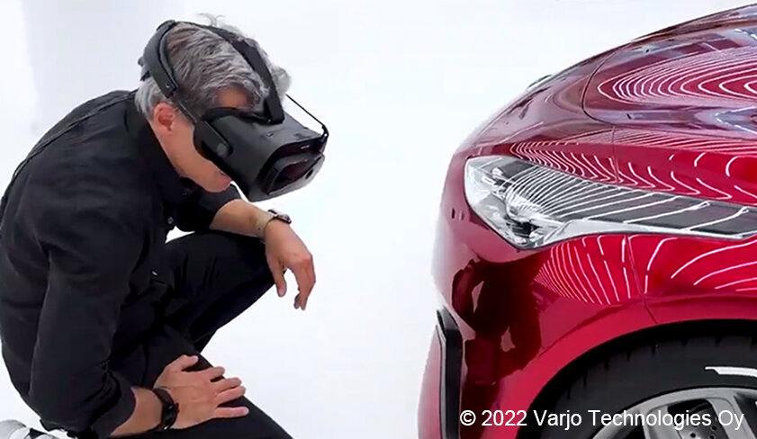 3DCGで表示された実寸大の車と、それをヘッドマウントディスプレイを装着して見ている男性が並んでいる画像